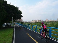 自行车道升级！新店溪左岸河滨车道展现新风貌
