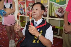 南投县长林明溱敷面膜吃香肠推销在地农产品