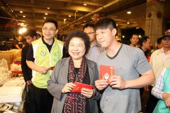 年节将至高雄市长陈菊巡视前镇鱼市关心供销情形