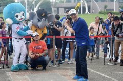 新北市长朱立伦出席中华职棒家庭亲子日
