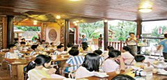 内埔乡代表曾健野、李承哲与高脚屋泰式料理餐厅关心小幼苗