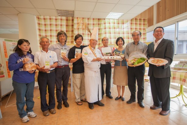 东华绿色实验餐厅采购在地农作兼农民直卖所