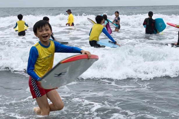 海边的冲浪课01》渔村孩子怎能不知海！大溪国小带起宜兰教育冲浪潮