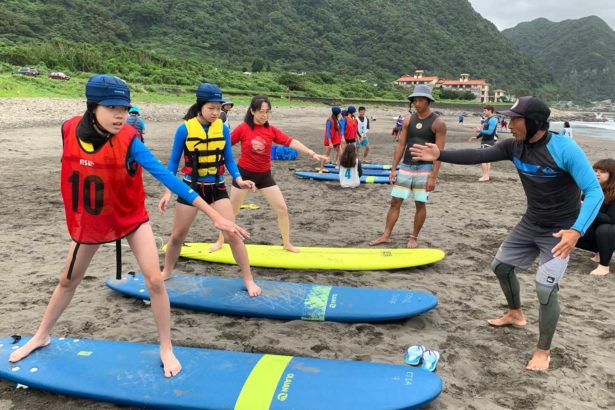 海边的冲浪课02》宜兰教育史上第一次，15所学校一起冲浪