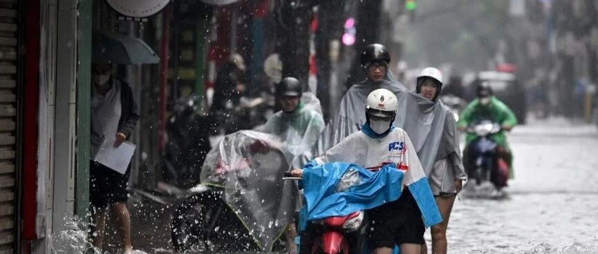 越南持续暴雨街头